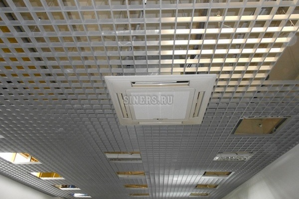 Установка кондиционера в подвесной потолок грильято