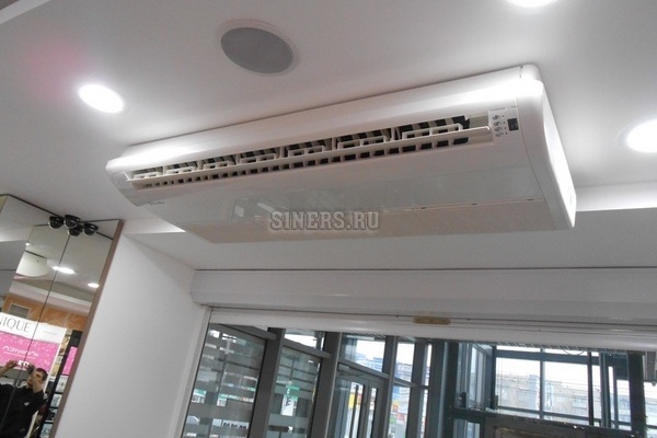 Напольно-потолочный кондиционер установлен над входом в помещение